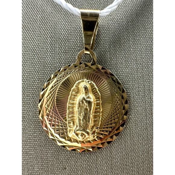14K Yellow Gold Virgin Mary Religious Oval Pendant (17284) - Picture 4 of 7
